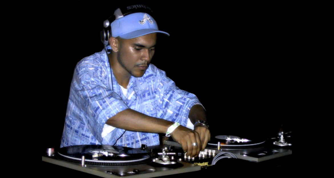 dj craze performing at the 2000 DMC championships.