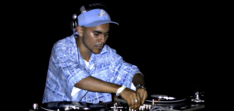 dj craze performing at the 2000 DMC championships.